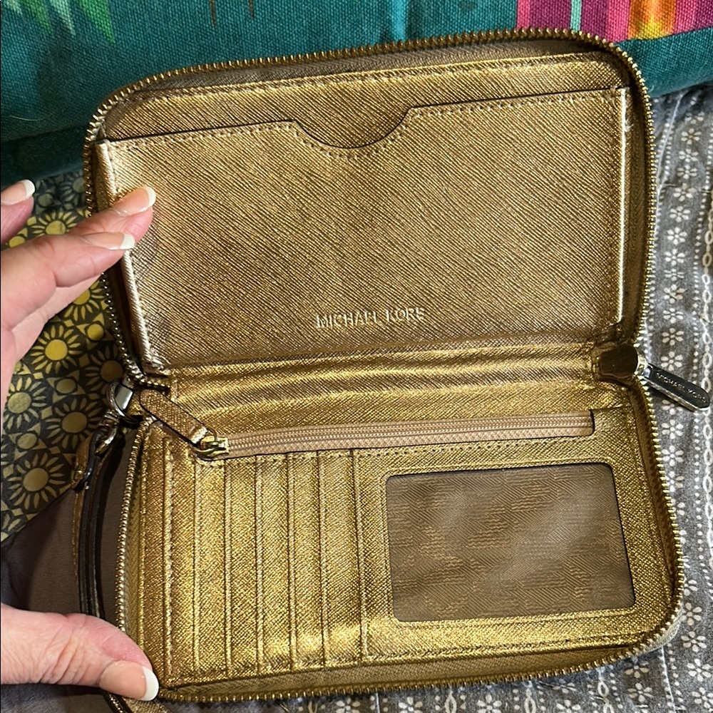 Michael Kors Gold Wallet Luxurious Design - Picture 2 of 4